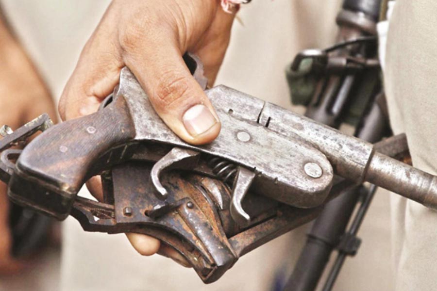 মুন্নার আসল নাম প্রেমপ্রকাশ সিংহ। পড়াশোনা করেছিলেন পঞ্চম শ্রেণি পর্যন্ত। এর পর পড়াশোনার পাঠ চুকিয়ে ভি়ড়ে যান ছোটখাট অপরাধীদের সঙ্গে। ‘প্রেম’ তৈরি হয় বিভিন্ন ধরনের অস্ত্রের প্রতি।