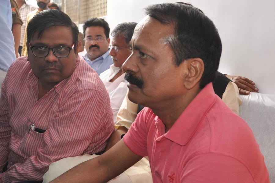 মাত্র ১৭ বছর বয়সে তিনি অপরাধ জগতের সঙ্গে জড়িয়ে পড়েছিলেন।