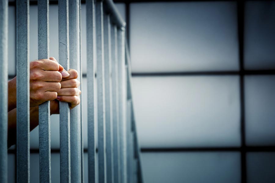 ওই কিশোর বয়সেই খুন এবং বেআইনি অস্ত্র রাখার অভিযোগে জেলে যেতে হয় মুন্নাকে।