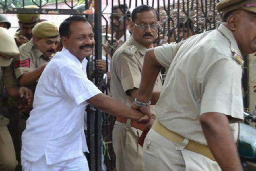 অপরাধী হিসাবে ‘নাম’ কামানোর পর মুন্না জৌনপুরে গজরাজ সিংয়ের নেতৃত্বে একটি গ্যাংয়ে যোগ দেন।