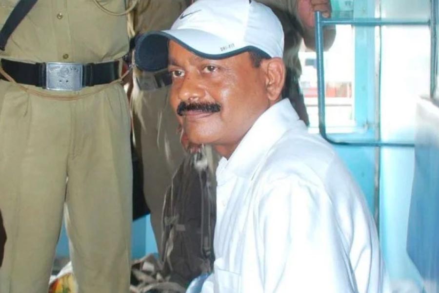 মউ জেলায় তখন অন্য এক কুখ্যাত গ্যাংস্টার ছিলেন ব্রিজেশ সিংহ। এক জঙ্গলে দু’জন ‘সিংহ’ থাকতে পারে না। এই ধারণা থেকেই মুন্না এবং ব্রিজেশের গ্যাংয়ের মধ্যে গন্ডগোল লেগেই থাকত।