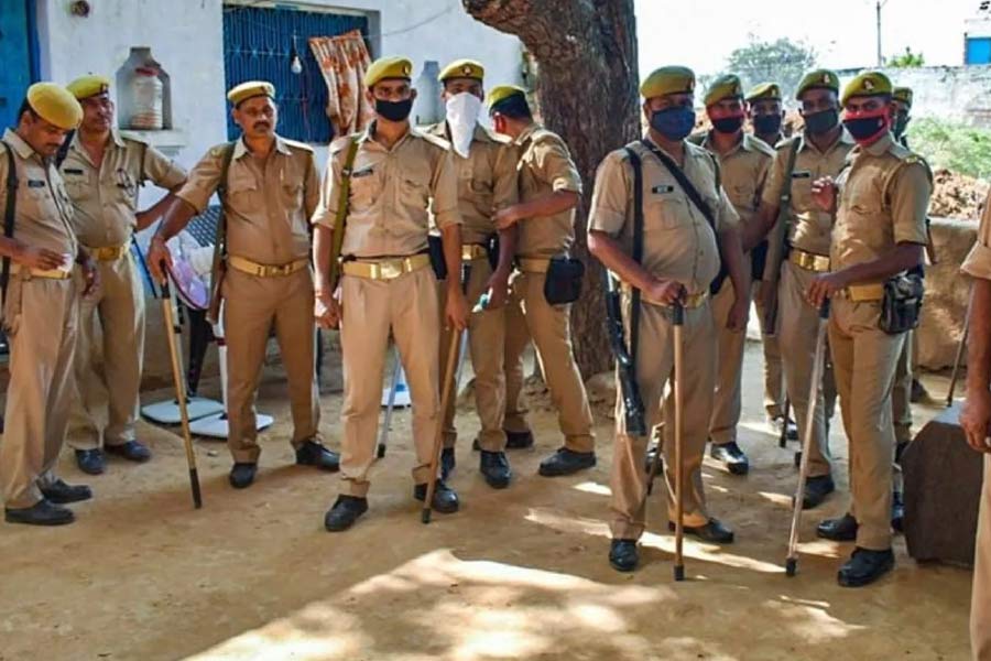 সময়ের সঙ্গে আরও বেড়ে যায় মুন্নার ক্ষমতা। দিন নেই, রাত নেই গোলাগুলি এবং খুন লেগেই থাকত তাঁর গ্যাংয়ের সদস্যদের মধ্যে। কিন্তু মুন্নাকে কিছুতেই বাগে আনতে পারছিল না উত্তরপ্রদেশের পুলিশ।