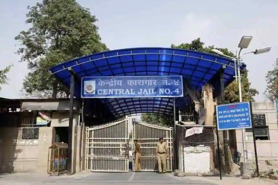 ২০১২ সালে, তিহার জেলে বন্দি থাকাকালীন মুন্না উত্তরপ্রদেশের বিধানসভা নির্বাচনে প্রার্থী হন। তবে এসপি-র হয়ে নয়, তাদের বিপক্ষে। মারিয়াহু বিধানসভা কেন্দ্র থেকে আপনা দল এবং পিস পার্টির যৌথ প্রার্থী হিসাবে লড়াইয়ে নামেন মুন্না। কিন্তু ভোটে হেরে যান।