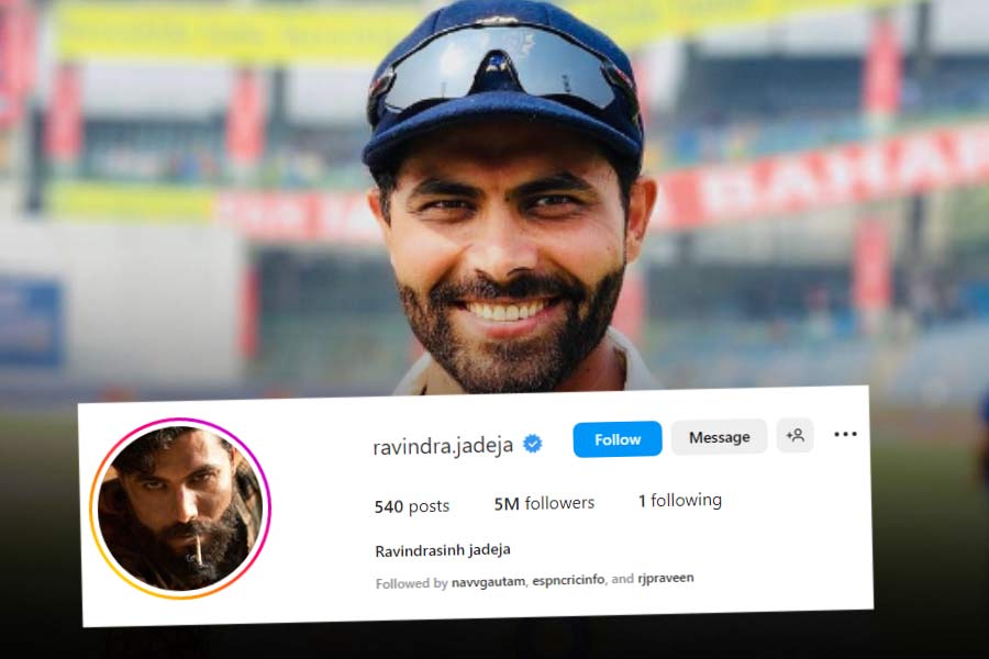 ইনস্টাগ্রামে মাত্র এক জন কে অনুসরণ করছেন জাডেজা।