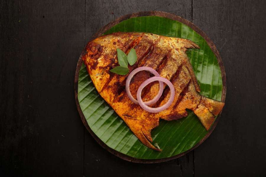 চাটমশলা, লেবুর রস ও স্যালাড দিয়ে জমে যাবে আচারি পমফ্রেট।