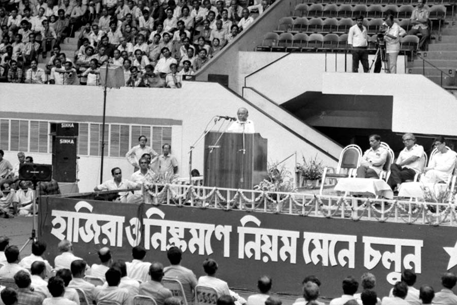 জ্যোতি বসুও নিয়মে বাঁধতে পারেননি সরকারি কর্মচারীদের।