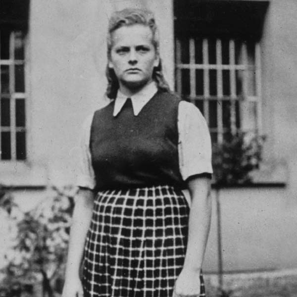 শৈশব থেকেই বিভিন্ন ধরনের মানসিক নির্যাতন সহ্য করে বড় হতে হয়েছিল ইরমাকে। যার মধ্যে বেশির ভাগটাই তাঁর স্কুল থেকে পাওয়া।