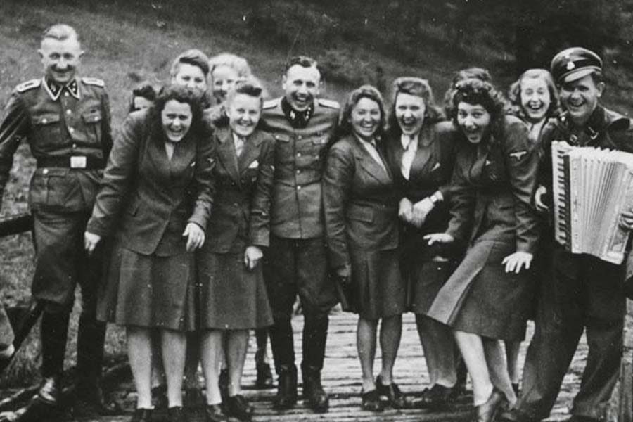 অর্থ উপার্জনের জন্য ইরমা প্রথমে একটি পশুখামারে এবং পরে একটি দোকানে কাজ শুরু করেন। জার্মানির অনেক বাসিন্দার মতো তিনিও হিটলারের দ্বারা অনুপ্রাণিত হয়েছিলেন এবং মাত্র ১৯ বছর বয়সে, মহিলা বন্দিদের জন্য র‌্যাভেনসব্রুক কনসেনট্রেশন ক্যাম্পের প্রহরী হিসাবে নিযুক্ত হন।