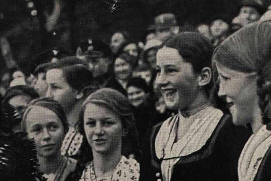 ইরমা ডাকসাইটে সুন্দরী ছিলেন। তাই তাঁর রূপের আগুনে মন পুড়ত অনেক নাৎসি অফিসারের। আর সেই সুযোগই নিতেন ইরমা। উদ্দাম যৌনতায় মাততেন সেনাকর্তাদের সঙ্গে। শোনা যায়, কখনও কখনও একই সময়ে একাধিক পুরুষ সঙ্গীর সঙ্গে যৌনতায় মাততেন ইরমা।