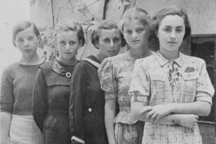 লেঙ্গেল নিজের বইয়ে আরও উল্লেখ করেছেন যে, সুন্দরী ইহুদি মহিলারা ছিলেন ইরমার দু’চক্ষের বিষ। আর সেই কারণে বেছে বেছে রূপসী ইহুদি বন্দিদের গ্যাস চেম্বারে পাঠাতেন তিনি।