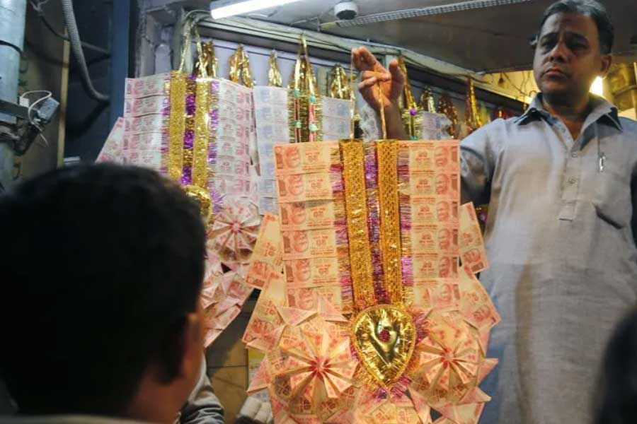 garland of currency notes snatched 