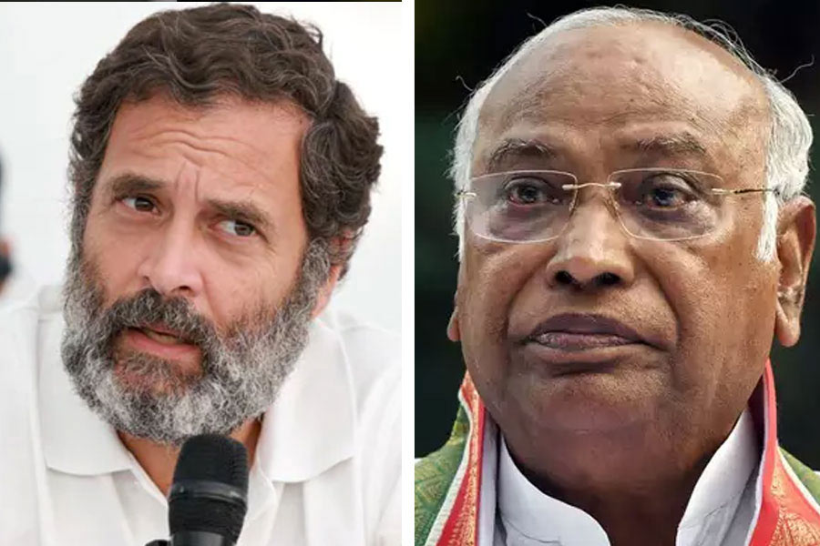 picture of Rahul Gandhi and Mallikarjun Kharge.