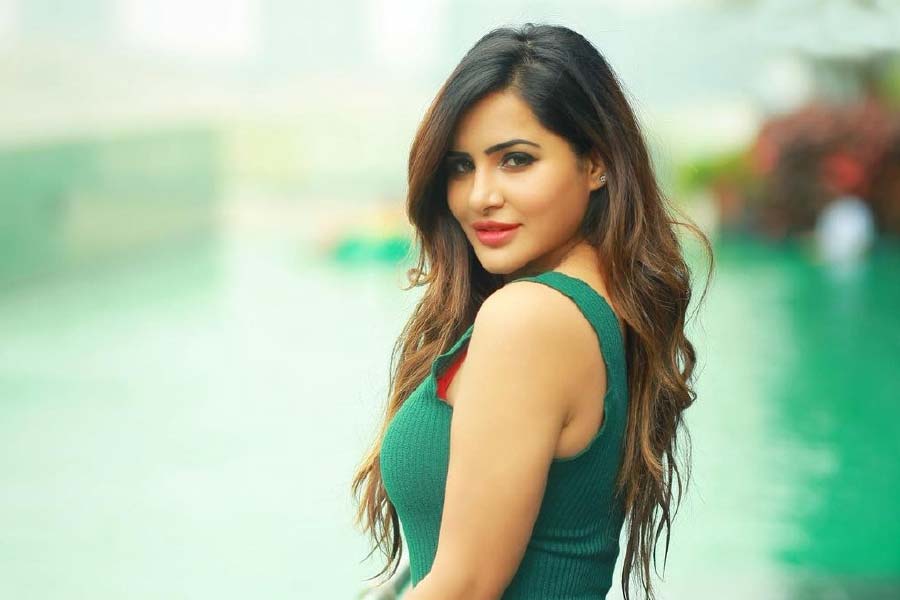 ইতিমধ্যেই সমাজমাধ্যম কাঁপিয়ে চলেছেন ২৮ বছর বয়সি আশু রেড্ডি। ইনস্টাগ্রামে এখনও পর্যন্ত তাঁর অনুরাগী সংখ্যা ১৯ লক্ষ। নেটপ্রভাবী আশু অবশ্য তেলুগু ফিল্মজগতের অভিনেত্রীও বটে।