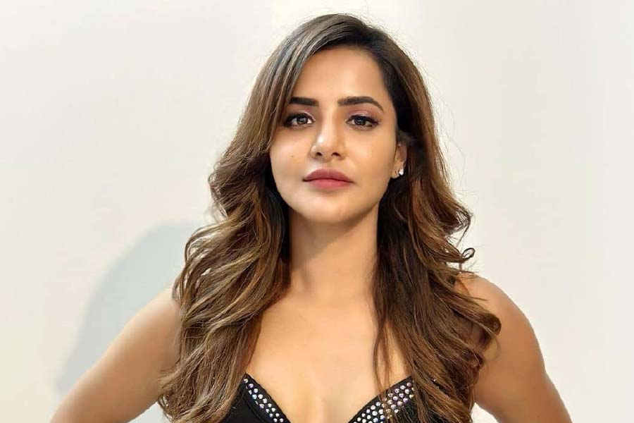 ১৯৯৫ সালের ১৫ সেপ্টেম্বর হায়দরাবাদে জন্ম আশুর। হায়দরাবাদে স্কুল এবং কলেজের পড়াশোনার শেষ করে আমেরিকা পাড়ি দেন তিনি। ২০১৬ সালে ডালাস ব্যাপটিস্ট ইউনিভার্সিটি পিলগ্রিম চ্যাপেল থেকে এমবিএ করে দেশে ফিরে আসেন তিনি।