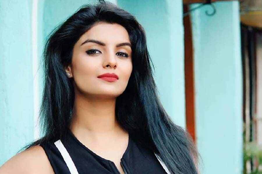 ১৯৯১ সালের ২৫ জুন মধ্যপ্রদেশে জন্ম অন্বেশীর। স্কুলের গণ্ডি পেরিয়ে ইঞ্জিনিয়ারিং নিয়ে পড়বেন বলে ভোপালের একটি কলেজে ভর্তি হন তিনি। সেখান থেকেই স্নাতক স্তরের পড়াশোনা শেষ করেছেন অন্বেশী।