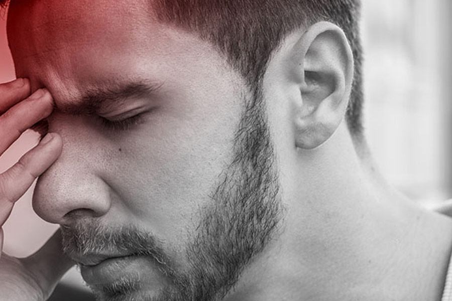 এক দিন সকালে ঘুম থেকে উঠতেই অসম্ভব কষ্ট শুরু হয় তাঁর। ডান কানের পিছনটা টনটন করতে শুরু করে।