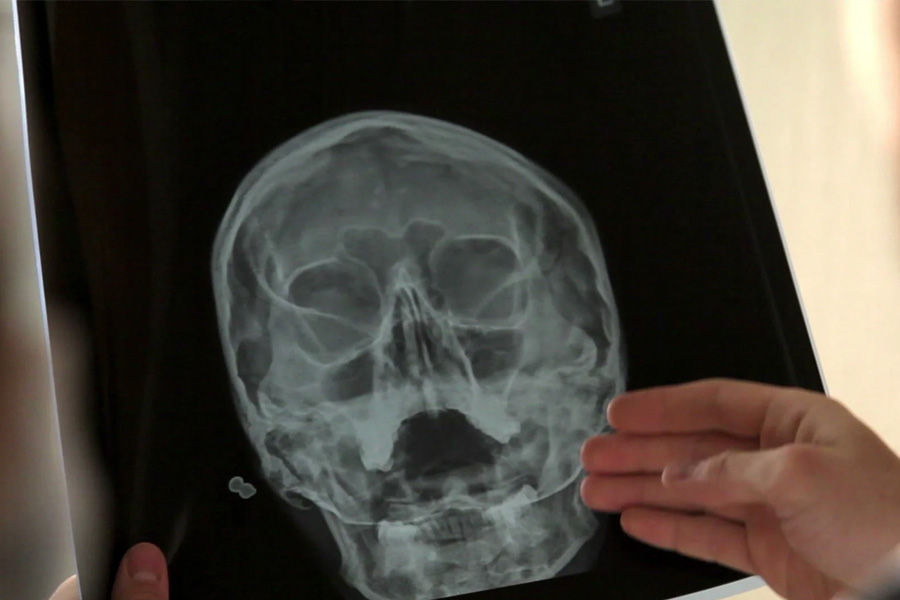 কেন গুলি করেছিলেন এপ্রিল? তাঁর দাবি, ইচ্ছাকৃত ভাবে গুলি করেননি। ভুল করে গুলি চালিয়েছিলেন। রেগে গিয়েছিলেন স্বামীর উপর।