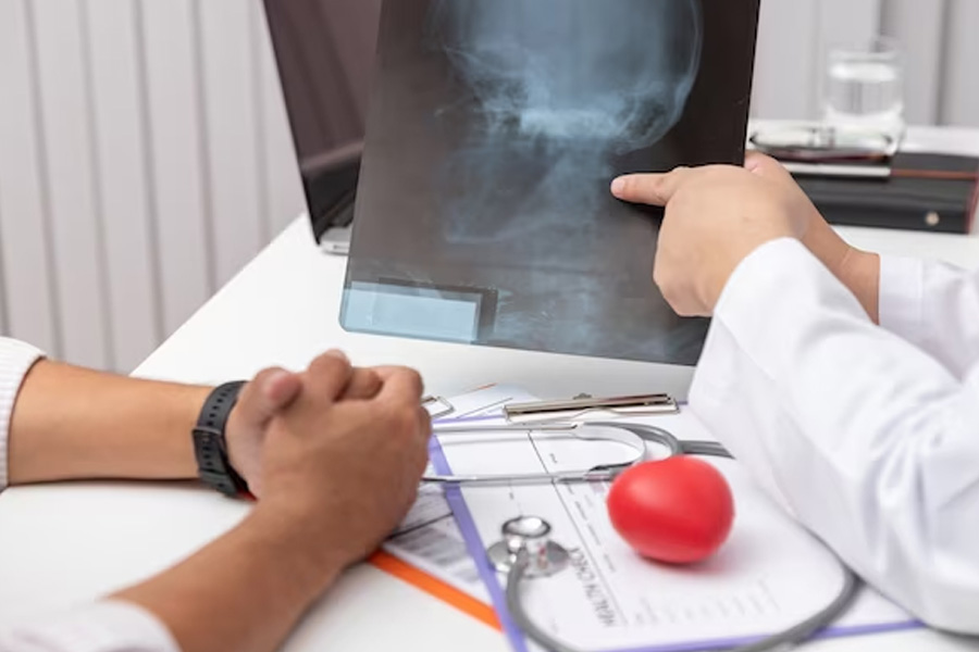 অস্ত্র আইন ভাঙার অভিযোগে পুলিশ গ্রেফতার করে এপ্রিলকে। এ ছাড়াও অতিরিক্ত কিছু অভিযোগ আনা হয় এপ্রিলের বিরুদ্ধে।