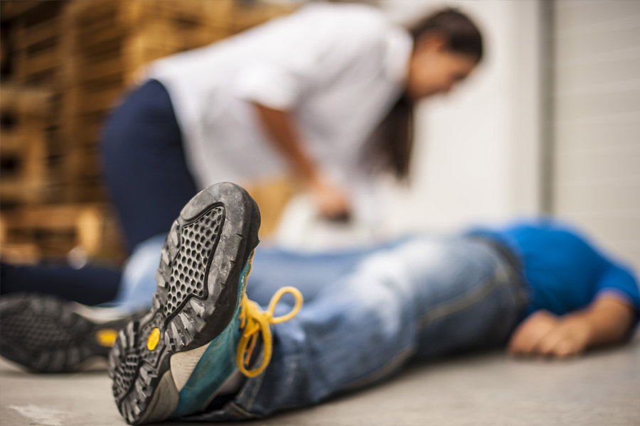 কিন্তু তিনি কিছুই টের পেলেন না কী ভাবে? চিকিৎসকদের একাংশের মতে, গুলি লেগে সম্ভবত অজ্ঞান হয়ে যান মাইকেল। ঘুম থেকে উঠে মাথা যন্ত্রণা হওয়ার যে তত্ত্ব তিনি দিচ্ছেন, তা হয়তো তাঁর জ্ঞান ফেরার পর, ঘুম ভাঙার নয়। বুলেটের অভিঘাতে তাঁর স্মৃতির একাংশ লোপ পেয়েছিল বলেও মনে করেন অনেকে। তবে সে দিন ঠিক কী ঘটেছিল, সেই প্রশ্নের উত্তর আজও মেলেনি।