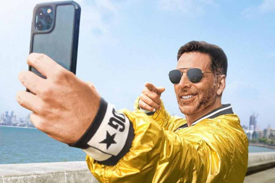 Akshay Kumar sets a new record taking most selfies in three minutes
