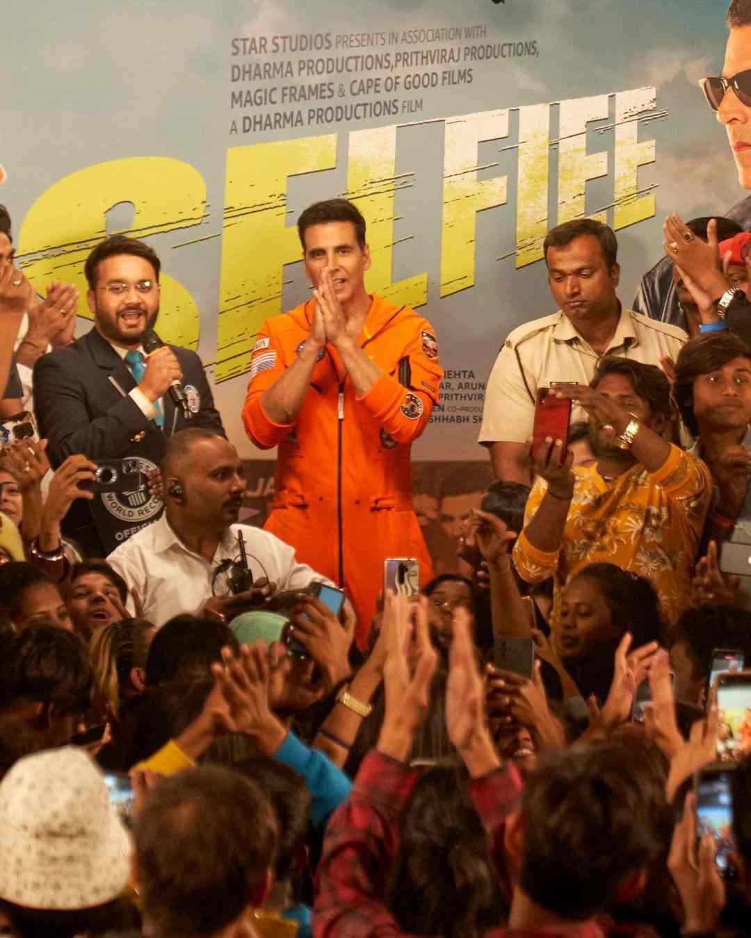 Akshay Kumar sets a new record taking most selfies in three minutes dgtl