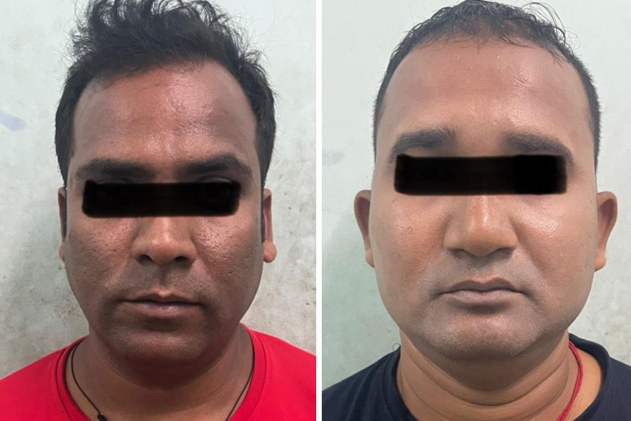 এসএসকেএম থেকে দু’জনকে গ্রেফতার করে পুলিশ। তাঁদের নাম উত্তম দাস (বাঁ দিকে) এবং মনোজ মল্লিক (ডান দিকে)।