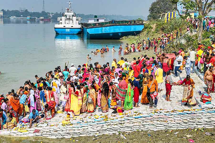 A Photograph showing people bathing and worshipping Ganga River