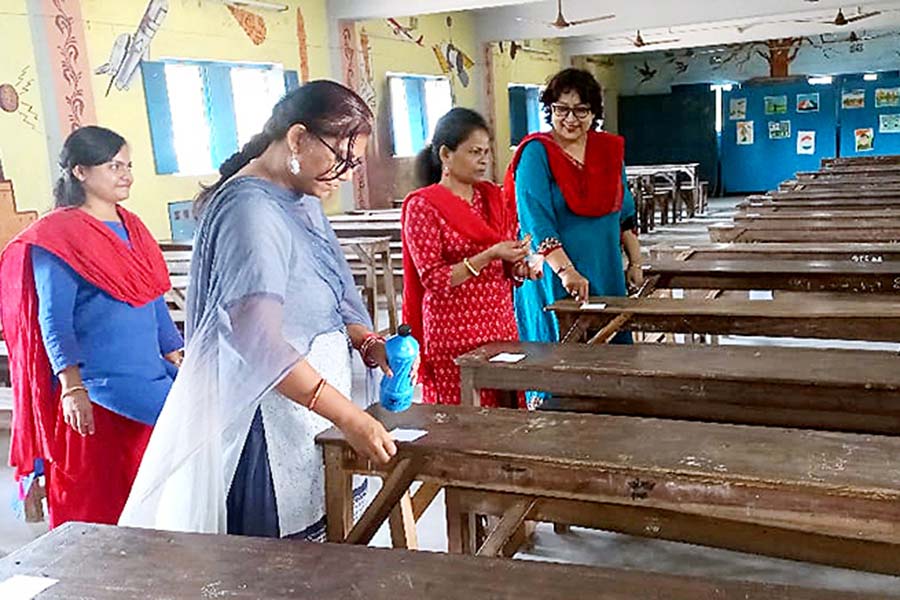 উলুবেড়িয়ার যদুরবেড়িয়া উচ্চ বালিকা বিদ্যালয়ে চলছে মাধ্যমিকের প্রস্তুতি। নিজস্ব চিত্র