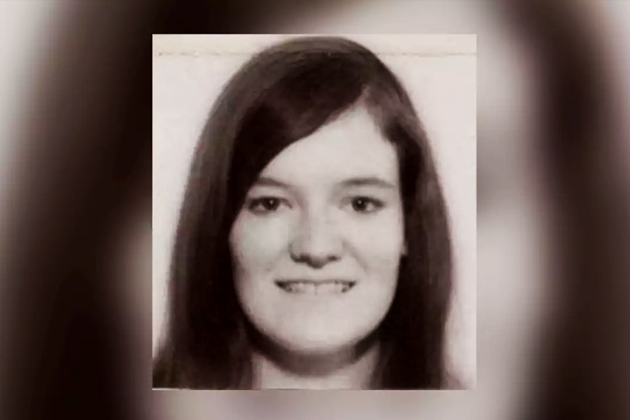 গলায় গভীর কালশিটে দাগ। চোখ দুটো ঠিকরে বেরিয়ে এসেছে। জিভও বাইরের দিকে একটু ঝোলা। ১৯৭১ সালের জুলাই মাসে আমেরিকার ভার্মন্টে স্কুলশিক্ষিকা রিটা কুরানকে এই ভাবেই উদ্ধার করেন তাঁর সঙ্গে একই ভাড়াবাড়িতে থাকা বান্ধবী। কে খুন করল রিটাকে? খুনিকে ধরতে ৫০ বছরের বেশি সময় লেগে গিয়েছে পুলিশের!