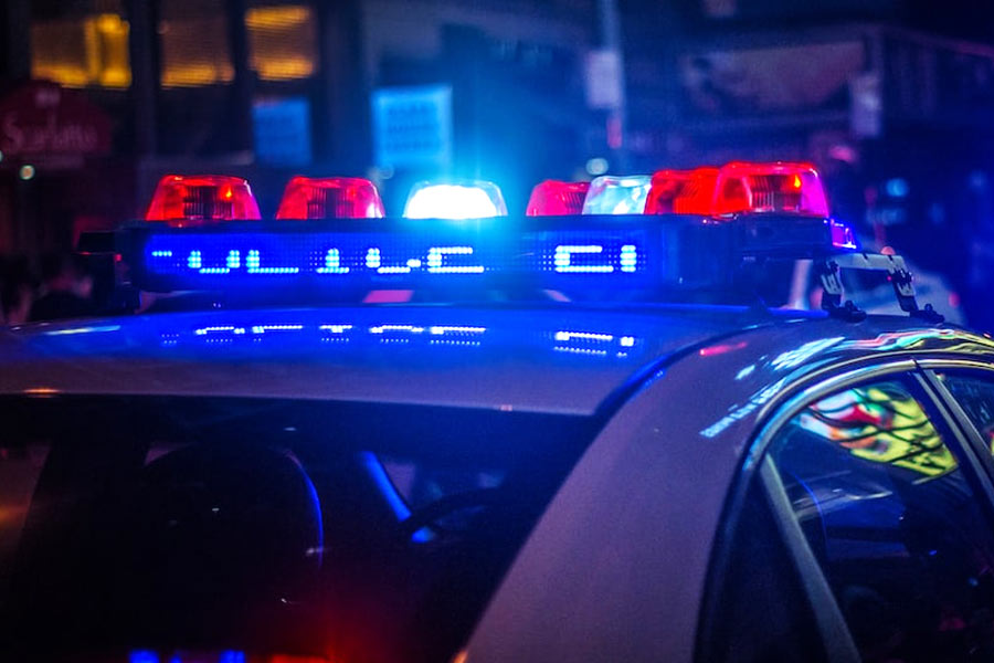 খুনের পর দিন সকালে তদন্তে নেমে যখন তদন্তকারীরা ডেরুস এবং তাঁর স্ত্রীকে জিজ্ঞাসাবাদ করলে তাঁরা জানান, সারা রাত একসঙ্গেই ছিলেন। তাঁরা পুলিশকে বিভ্রান্ত করার জন্য এ-ও জানান যে, তাঁরা কোনও আওয়াজ শোনেননি বা কাউকে রিটার ঘর থেকে বেরোতে দেখেননি।