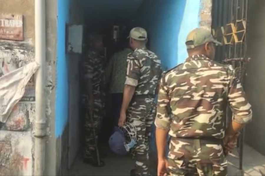 Miscreants allegedly looted huge money from a office at Howrah