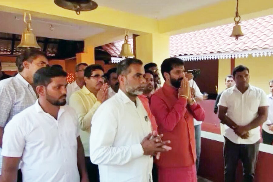 Image of BJP leader CT Ravi in a temple 