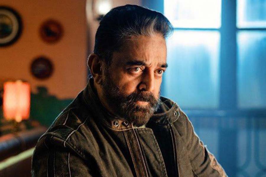 এখন ‘ইন্ডিয়ান ২’ ছবির কাজ নিয়ে ব্যস্ত রয়েছেন কমল। কানাঘুষো শোনা যাচ্ছে, এস শঙ্কর পরিচালিত এই ছবিতে অভিনয়ের জন্য ১৫০ কোটি টাকা পারিশ্রমিক চেয়েছেন তিনি।