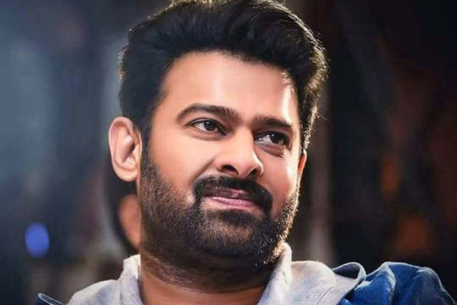 পৌরাণিক ড্রামা ঘরানার এই ছবিতে প্রভাসের সঙ্গে জুটি বাঁধতে দেখা যাবে কৃতি শ্যাননকে। ছবিতে অভিনয় করেছেন সইফ আলি খানও। কখনও প্রভাস-কৃতির সম্পর্ক নিয়ে, কখনও আবার সইফের ‘লুক’ নিয়ে— মুক্তির আগেই এই ছবি নিয়ে চর্চা শুরু হয়ে গিয়েছে। 