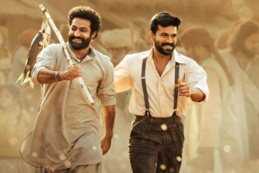 ‘আরআরআর’ ছবির পর জনপ্রিয় হয়ে উঠেছে রামচরণ এবং জুনিয়র এনটিআর-এর জুটি। এই ছবিতে অভিনয় করে ৪৫ কোটি টাকা পারিশ্রমিক পেয়েছিলেন রামচরণ।