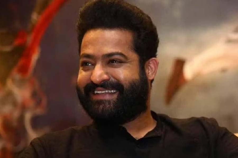 এসএস রাজামৌলি পরিচালিত ‘আরআরআর’ ছবিতে অভিনয় করে রামচরণের মতোই ৪৫ কোটি টাকা পারিশ্রমিক পেয়েছিলেন জুনিয়র এনটিআর। বিভিন্ন সংবাদ সংস্থা সূত্রে খবর, এখন একটি ছবিতে অভিনয় করতে ৬০ থেকে ৮০ কোটি টাকা পারিশ্রমিক চাইছেন অভিনেতা।