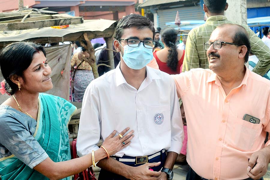 পরীক্ষা শেষে স্বস্তির হাসি অভিভাবকদের। বনগাঁয় ছবি: নির্মাল্য প্রামাণিক