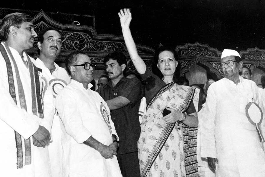 কলকাতায় এআইসিসি অধিবেশন। প্রথম বার রাজনৈতিক মঞ্চে সনিয়া।