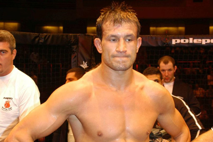 বাস্তবের ‘মানি হাইস্ট’ বললে ভুল হবে না! ২০০৬ সালে ইংল্যান্ডের টনব্রিজে হয়েছিল সেই চুরি। চুরি গিয়েছিল ৫৩ মিলিয়ন পাউন্ড। ভারতীয় মুদ্রায় প্রায় ৫২৭ কোটি ৫০ লক্ষ ১৫ হাজার। যত মুদ্রা চুরি হয়েছিল, তার তিন গুণ মুদ্রা চোরেরা নিয়েই যেতে পারেননি। কারণ নোট পরিবহণের জন্য যান ছিল না। 