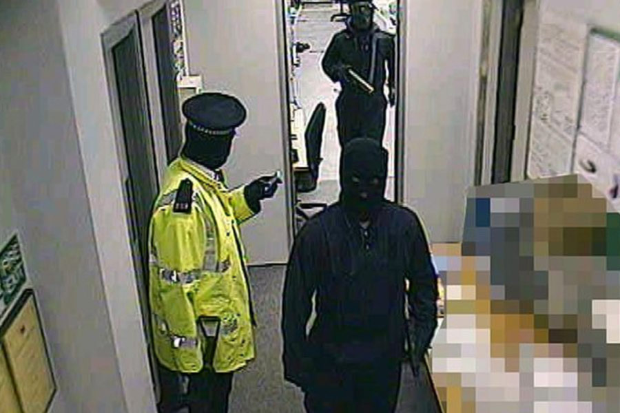 এত বড় চুরি এর আগে বা পরে হয়নি ইংল্যান্ডে। চুরি যাওয়ার পর ধরা পড়েছিলেন অনেকে। অনেকে ফেরার আজও। চুরি যাওয়া টাকার অনেকাংশের হদিস আজও মেলেনি। আজও রহস্য হয়েই রয়ে গিয়েছে টনব্রিজে সিকিউরিটাস ডিপোর চুরি। 