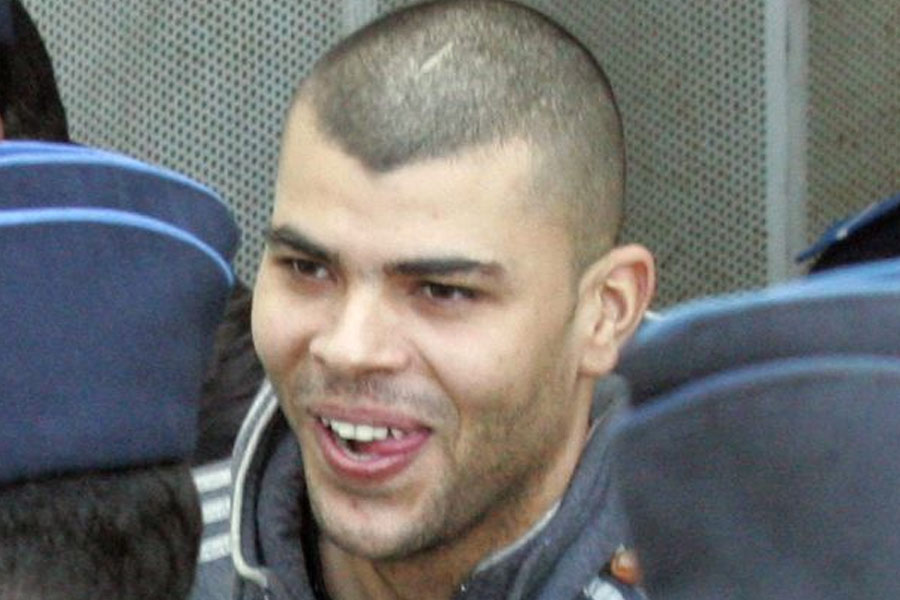 ডেবডেনের টাঁকশালে নোট ছাপায় ব্যাঙ্ক অব ইংল্যান্ড। ২০০৬ সালে সেই নোট বিলির জন্য পাঁচটি সংস্থাকে দায়িত্ব দেয় তারা। পাঁচটি সংস্থার মধ্যে একটি ছিল সিকিউরিটাস। নতুন তৈরি হওয়া নোটগুলি টাঁকশাল থেকে এনে টনব্রিজের ডিপোতে রাখত সংস্থাটি। সেই ডিপো থেকেই চুরি গিয়েছিল বিপুল পরিমাণ নোট, যার বেশির ভাগের হদিস আজও মেলেনি।