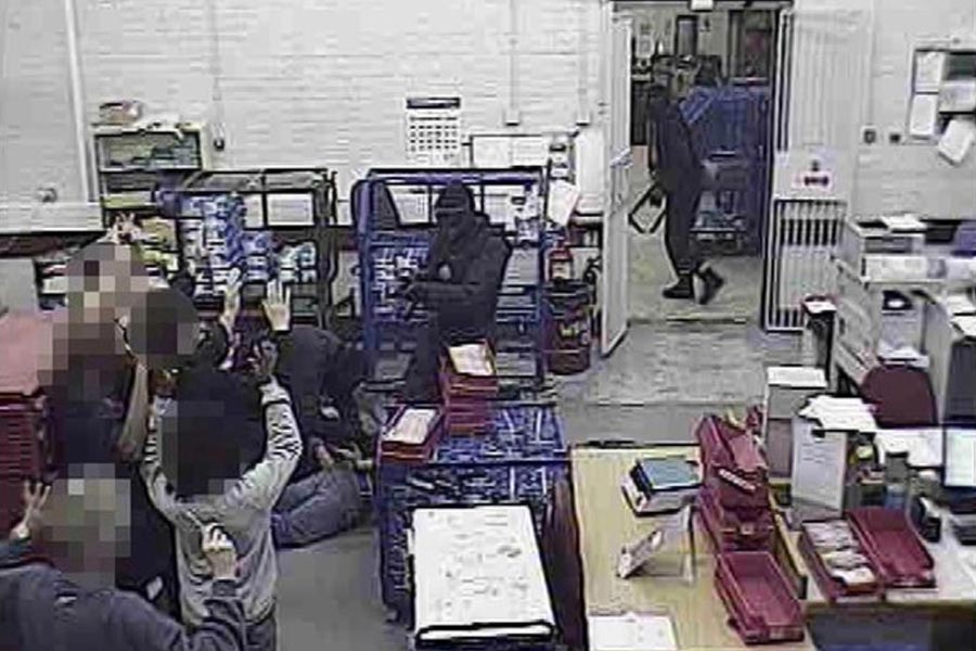 ওই ডিপোর ম্যানেজার ছিলেন কলিন ডিক্সন। স্ত্রী এবং এক শিশুসন্তানকে নিয়ে হার্ন বেতে থাকতেন তিনি। চাকরির খাতিরেই কোথায় থাকতেন, তা কাউকে বলা বারণ ছিল কলিনের। এক এক দিন এক এক রাস্তা দিয়ে কাজে যেতেন, যাতে কেউ ধাওয়া করতে না পারেন। দফতরের তরফে নির্দেশ ছিল, কাজে যাওয়ার সময় কখনও পুলিশ তাঁর পথ আটকালে যেন গাড়ি থেকে না নামেন কলিন। বদলে একটি চিরকুটে নিজের কাজের বর্ণনা দিয়ে যেন তা তুলে দেন পুলিশের হাতে। এর পরেও কিছু প্রয়োজন হলে তিনি যেন সরাসরি হাজিরা দেন থানায়।