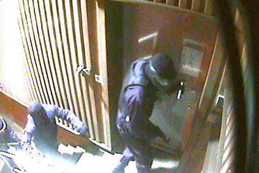 এত কিছুর পরেও তাঁর হালহকিকত জেনে যান দুষ্কৃতীরা। ২০০৬ সালের ২১ ফেব্রুয়ারি দফতরে যাচ্ছিলেন কলিন। পুলিশের পোশাক পরে তাঁর পথ আটকান কয়েক জন। কলিন বাধা দিলেও শোনেননি পুলিশের পোশাক পরা ওই দুষ্কৃতীরা। তাঁকে জোর করে গাড়ি থেকে নামতে বলেন। এর পর অপহরণ করেন কলিনকে।