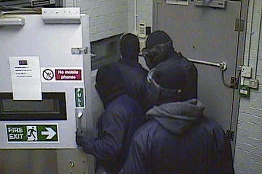  শুধু কলিন নন, তাঁর স্ত্রী এবং সন্তানকেও অপহরণ করেন দুষ্কৃতীরা। কলিনের স্ত্রীকে গিয়ে তাঁরা জানিয়েছিলেন, তাঁর স্বামী দুর্ঘটনায় আহত হয়েছেন। হাসপাতালে ভর্তি। তরুণীকে হাসপাতালে নিয়ে যাওয়ার নাম করে অপহরণ করেন দুষ্কৃতীরা।