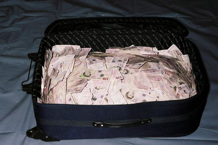 কলিনদের পিছু পিছু ডিপোতে ঢুকে পড়েন দুষ্কৃতী দলের বাকিরাও। তাঁদের সঙ্গে ছিল একে-৪৭ রাইফেল, হ্যান্ডগান, শটগান। কলিন, তাঁর পরিবার আর বাকি কর্মীদের ভয় দেখিয়ে টাকা রাখার খাঁচায় ঢুকিয়ে দিয়েছিলেন দুষ্কৃতীরা। দু’ঘণ্টা ধরে চলেছিল লুট। এত নোট লুট করেছিলেন দুষ্কৃতীরা যে, তা শেষ পর্যন্ত নিয়ে যেতে পারেননি। ১৫৪ মিলিয়ন পাউন্ড ফেলে রেখেছিলেন তাঁরা। ভারতীয় মুদ্রায় যার মূল্য ১,৫২৭ কোটি ৯৪ লক্ষ টাকারও বেশি।