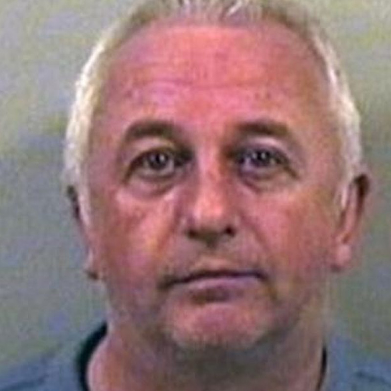  বিভিন্ন সূত্রে খবর পেয়ে তল্লাশি অভিযান চালায় কেন্ট পুলিশ। ওয়েলিংয়ের একটি বাড়ি থেকে মিলেছিল ৯০ লক্ষ পাউন্ড। ভারতীয় মুদ্রায় ৭৫ কোটি টাকার কাছাকাছি। লি রুসা নামে এক ব্যক্তির আত্মীয়ের গ্যারাজে তল্লাশি চালিয়ে মিলেছিল ৮০ লক্ষ পাউন্ড। ভারতীয় মুদ্রায় যা ৬৬ কোটি টাকার কাছাকাছি। এই লি রুসাও অন্যতম অভিযুক্ত। বাকি টাকা কোথায়, সেই হিসাব আজও মেলেনি।