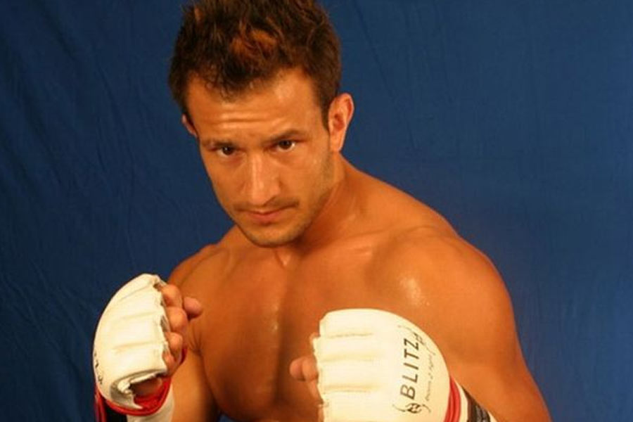 মার্শাল আর্টে দক্ষ লি-কে ধরতে ৫০ জনকে প্রশিক্ষণ দিয়েছিল মরক্কো পুলিশ। মাদক চোরাচালানের অপরাধে ১০ বছর সাজা হয়েছিল লি-র। পরে টনব্রিজের ডিপোয় চুরির সঙ্গে যোগ মেলায় ২৫ বছরের সাজা হয়েছিল। মরক্কোতেই জেলে রয়েছেন তিনি।