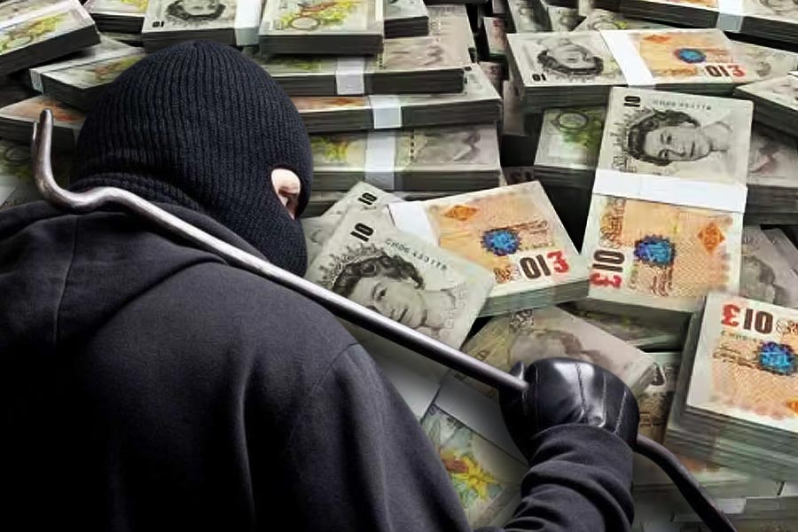 হায়সেনাজের বন্ধু জেটমির বাকপাপা বহু মাস ধরে রেইকি করেছিলেন ডিপোর ম্যানেজার কলিনকে। তাঁর বাড়ির উপরও নজর রাখতেন। এই বাকপাপা আদতে আলবানিয়ান। টনব্রিজেই থাকতেন। দরজা সারাতেন। গাঁজা বিক্রি করে বাড়তি রোজগারও করতেন। তবে ওই ষড়যন্ত্রে অংশগ্রহণকারী অনেকের খোঁজ আজও মেলেনি। ধৃতদের জেরা করেও লাভ হয়নি। ফলে এই ঘটনার অনেকাংশই এখনও রহস্যাবৃত।