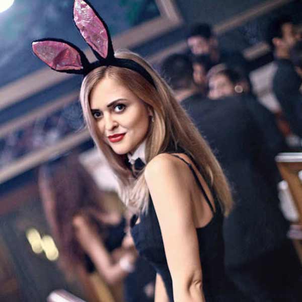 কারা এই ‘বানি’? হোটেলে যেমন বেয়ারা থাকেন অর্থাৎ, যিনি খাবার পরিবেশন করেন, প্লেবয় ক্লাবগুলিতে থাকেন মহিলা বেয়ারা। অর্থাৎ যে সব মহিলা খাবার বা পানীয় পরিবেশন করেন, তাঁদেরকেই ‘বানি’ বলে ডাকা হয়। 