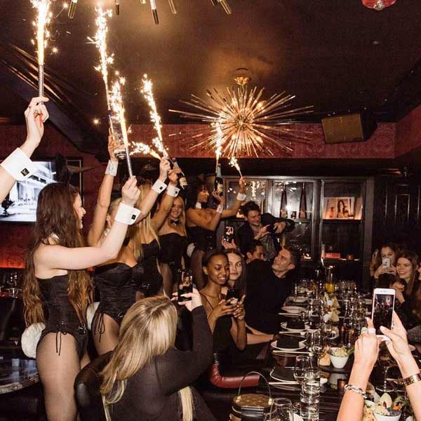 প্লেবয় হোটেলে ‘বানি’দের নিয়ে কৌতূহলের অন্ত নেই। অনেকেই এই ‘বানি’দের দেখতেই ওই ক্লাবগুলিতে ভিড় জমান। 